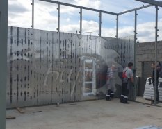 Установка панелей стен.